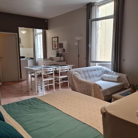 Le Prieure - Studios Jusqu'A 4 Personnes Villeneuve-les-Beziers ภายนอก รูปภาพ